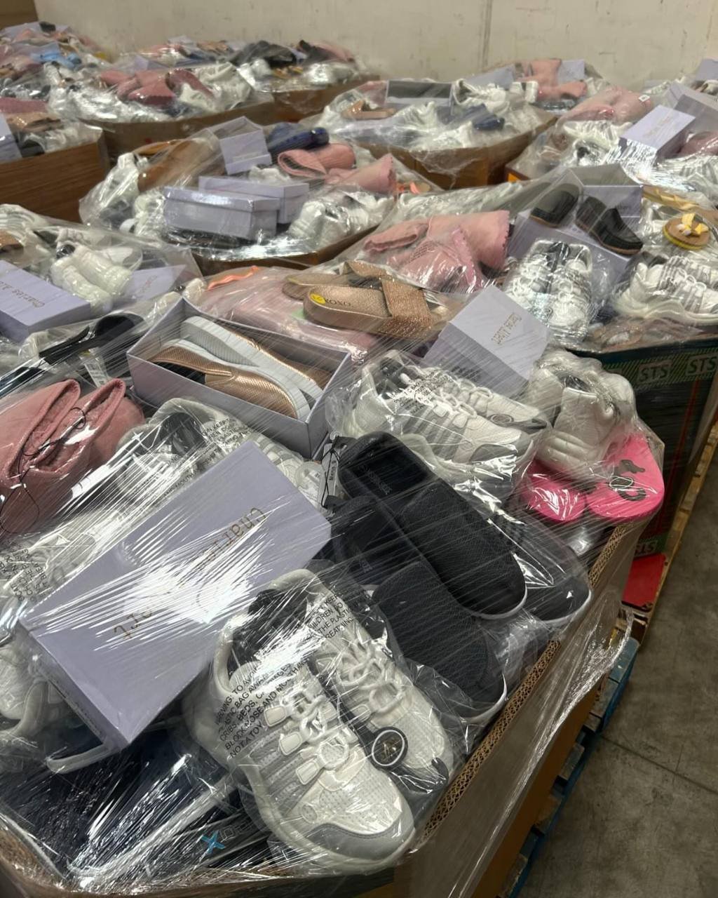 mixed assorted shoes pallets
